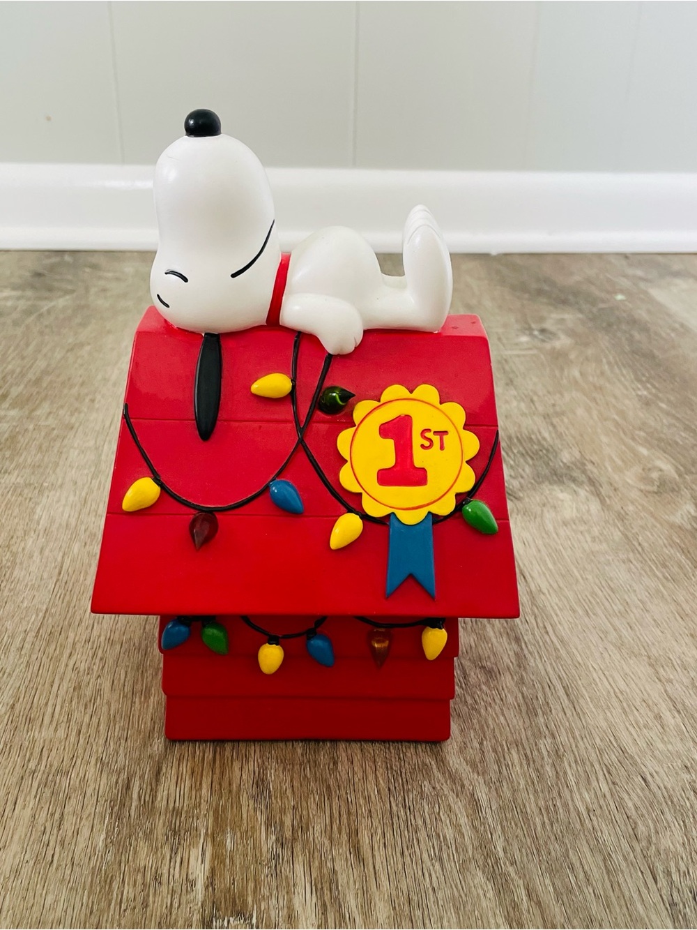 Peanuts Snoopy on Red Doghouse with Multicolor Lights and music